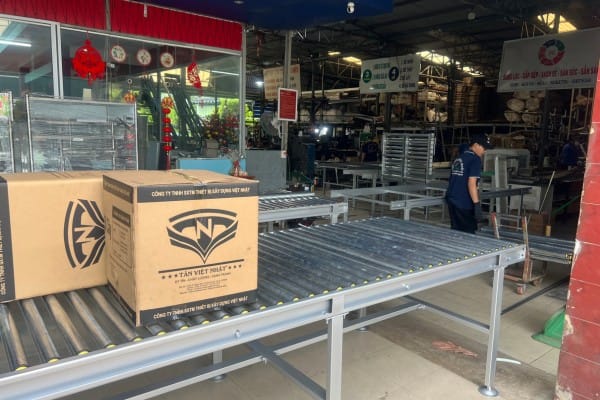 Băng chuyền con lăn tại xưởng sản xuất Việt Thống