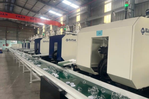 Băng chuyền pvc trong nhà máy sản xuất đồ nhựa