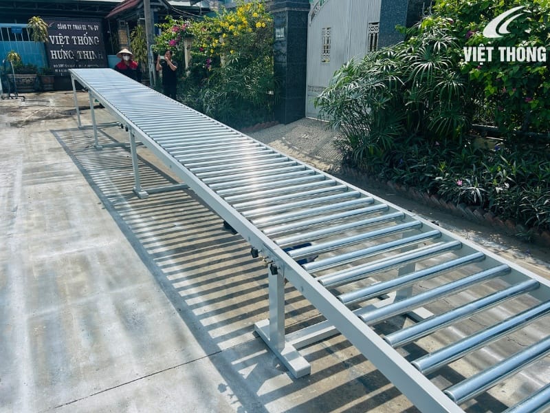 Đặc điểm băng tải con lăn chuyển hàng Đặc điểm băng tải con lăn chuyển hàng