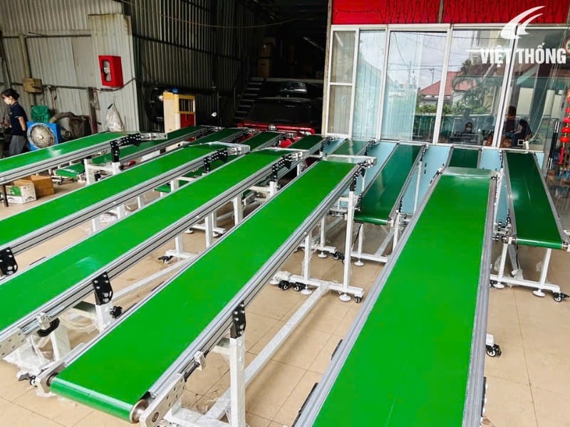 Băng tải PVC nghiêng cho hệ thống ép nhựa