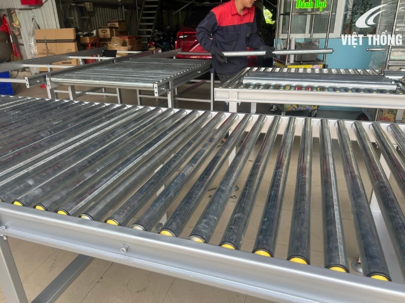 Lắp đặt con lăn thép vào khung băng tải Lắp đặt con lăn thép vào khung băng tải